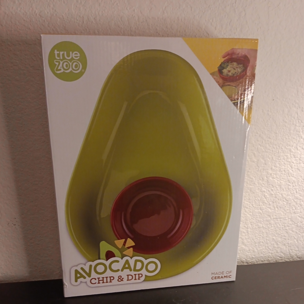 NEW IN BOX True Zoo Avocado Shape Chip & Dip Set.